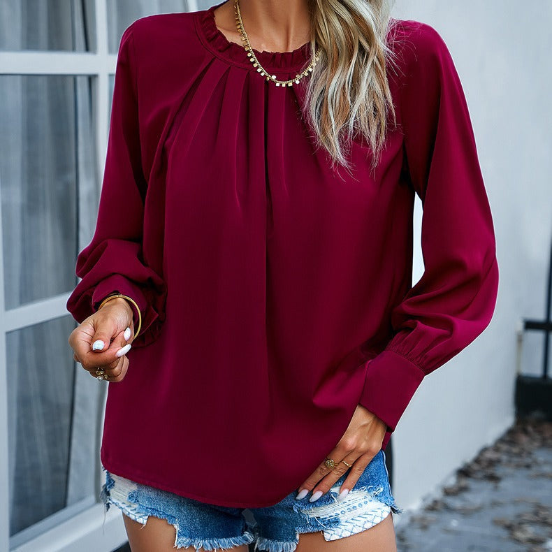 Damernas eleganta blus med ruffle-detaljer och dekorativ krage Mirla-Eva Jonsson
