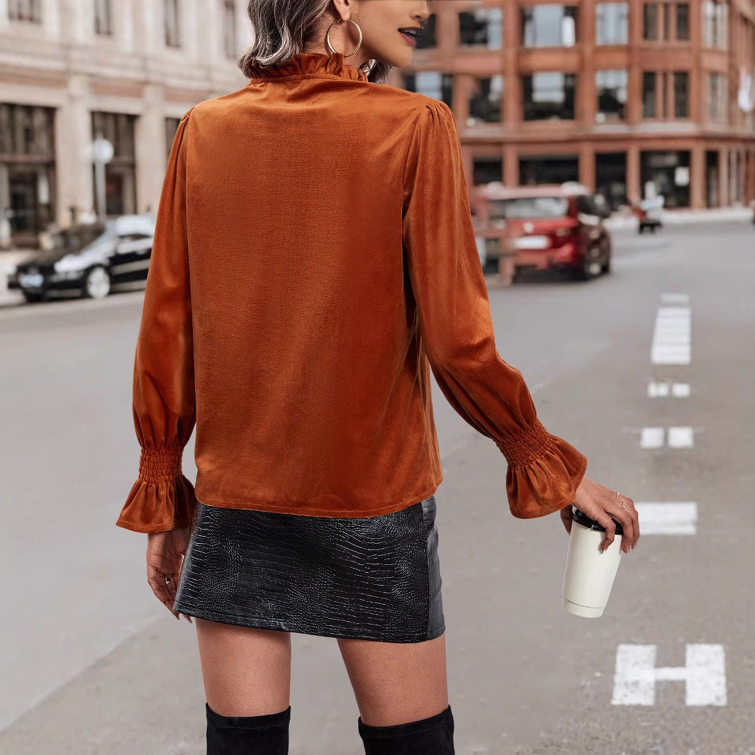 Damernas eleganta blus med ruffle-detaljer och mjuk sammet Mirla-Eva Jonsson