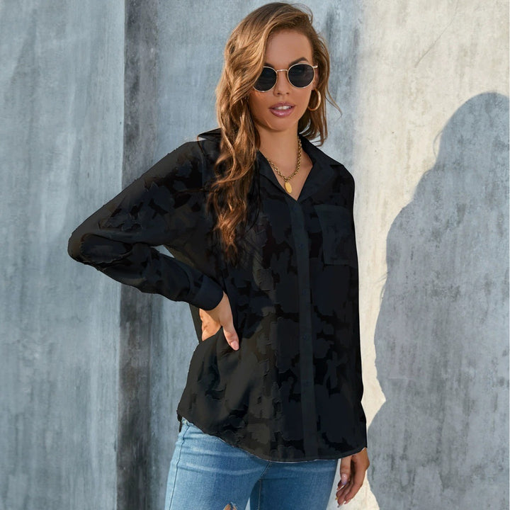 Damernas eleganta blus med unikt kamouflage-design Mirla-Eva Jonsson