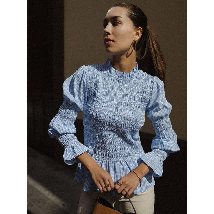 Damernas eleganta blus med volangdetaljer och smock-effekt Mirla-Eva Jonsson