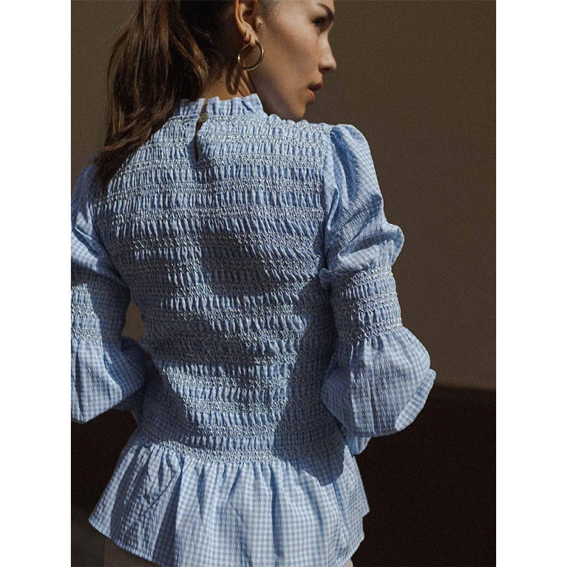Damernas eleganta blus med volangdetaljer och smock-effekt Mirla-Eva Jonsson