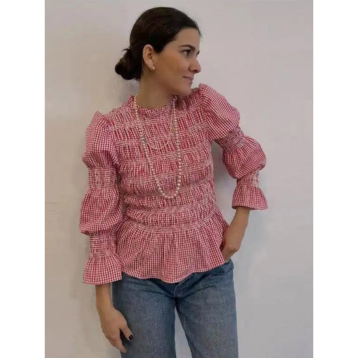 Damernas eleganta blus med volangdetaljer och smock-effekt Mirla-Eva Jonsson