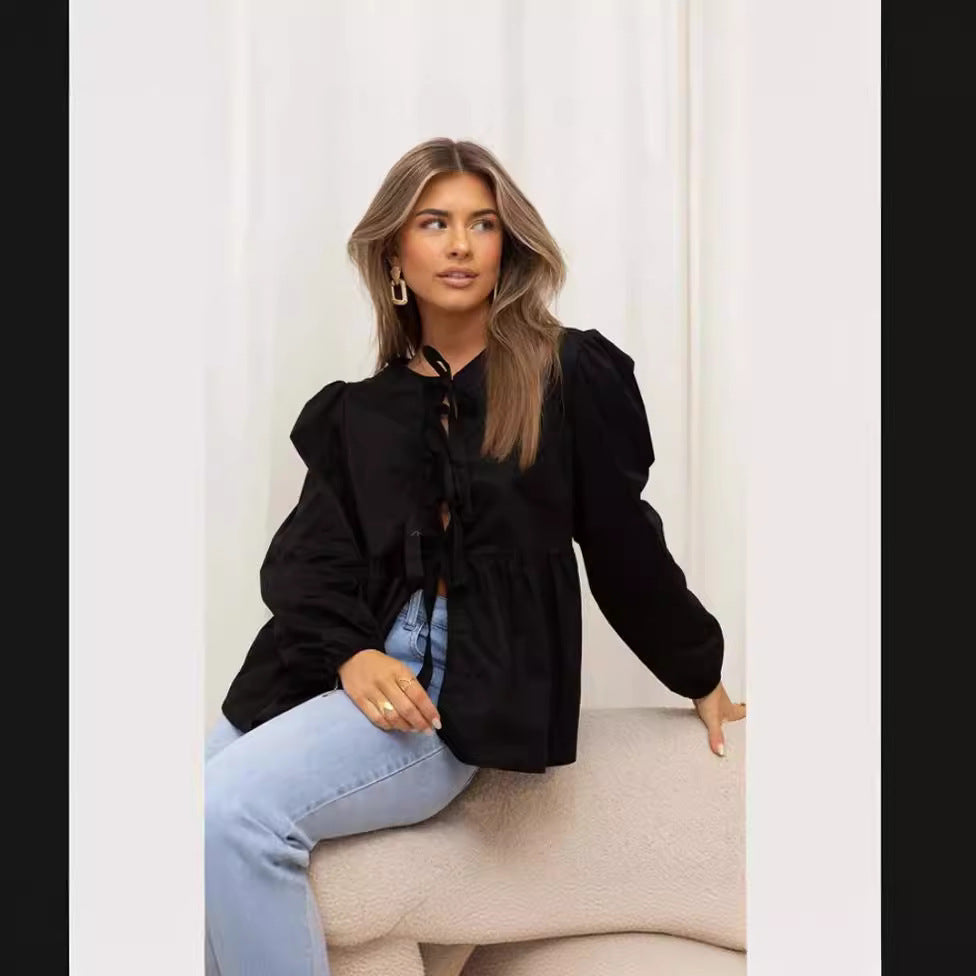 Damernas eleganta blus med volangdetaljer och snörning Mirla-Eva Jonsson