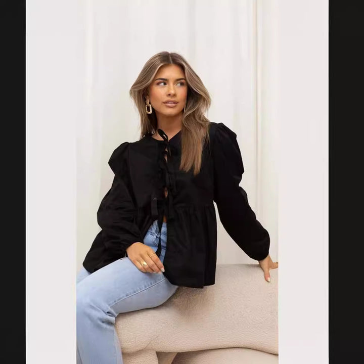 Damernas eleganta blus med volangdetaljer och snörning Mirla-Eva Jonsson
