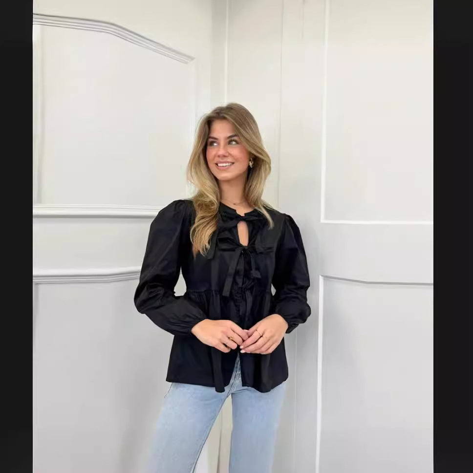 Damernas eleganta blus med volangdetaljer och snörning Mirla-Eva Jonsson