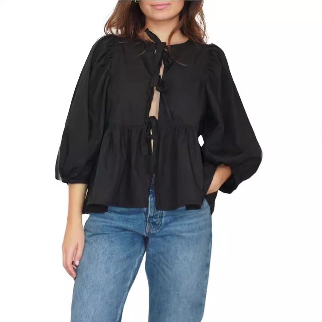 Damernas eleganta blus med volangdetaljer och snörning Mirla-Eva Jonsson