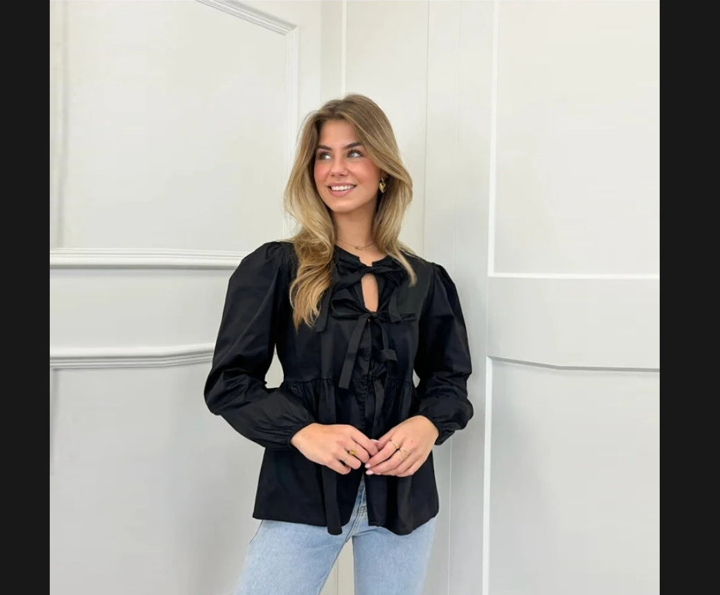 Damernas eleganta blus med volangdetaljer och snörning Mirla-Eva Jonsson