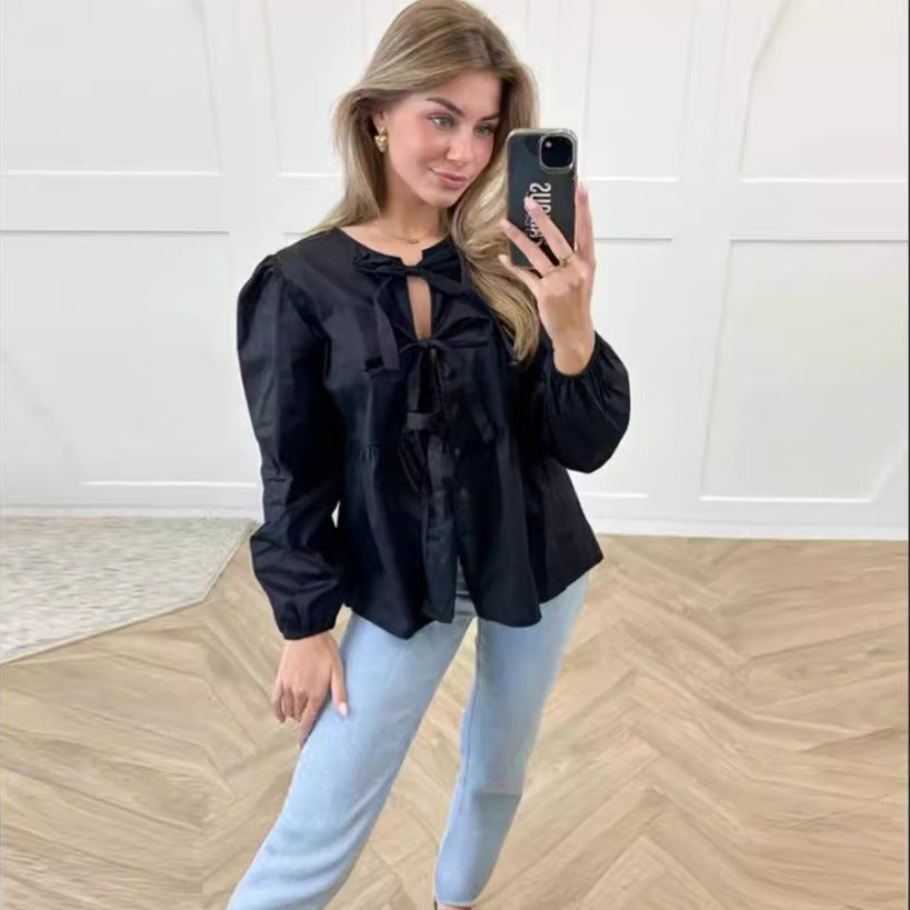 Damernas eleganta blus med volangdetaljer och snörning Mirla-Eva Jonsson