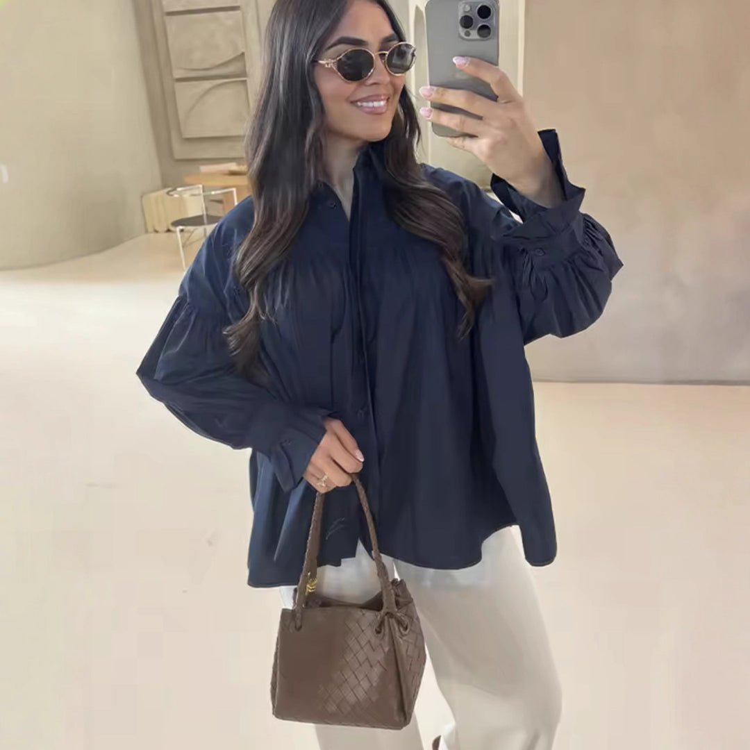 Damernas eleganta blus med voluminösa ärmar och feminina volanger Mirla-Eva Jonsson
