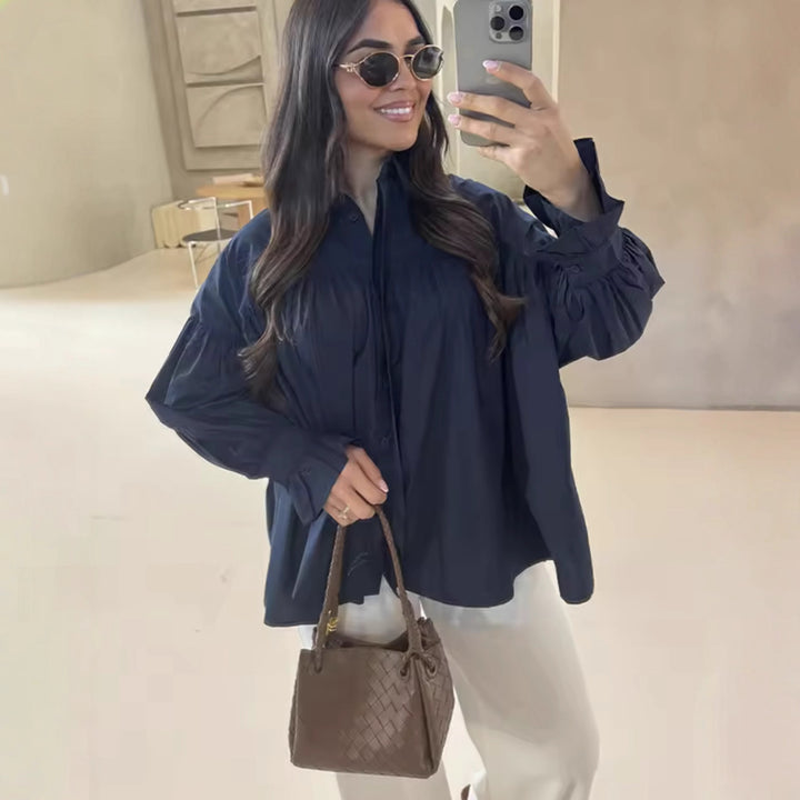 Damernas eleganta blus med voluminösa ärmar och feminina volanger Mirla-Eva Jonsson
