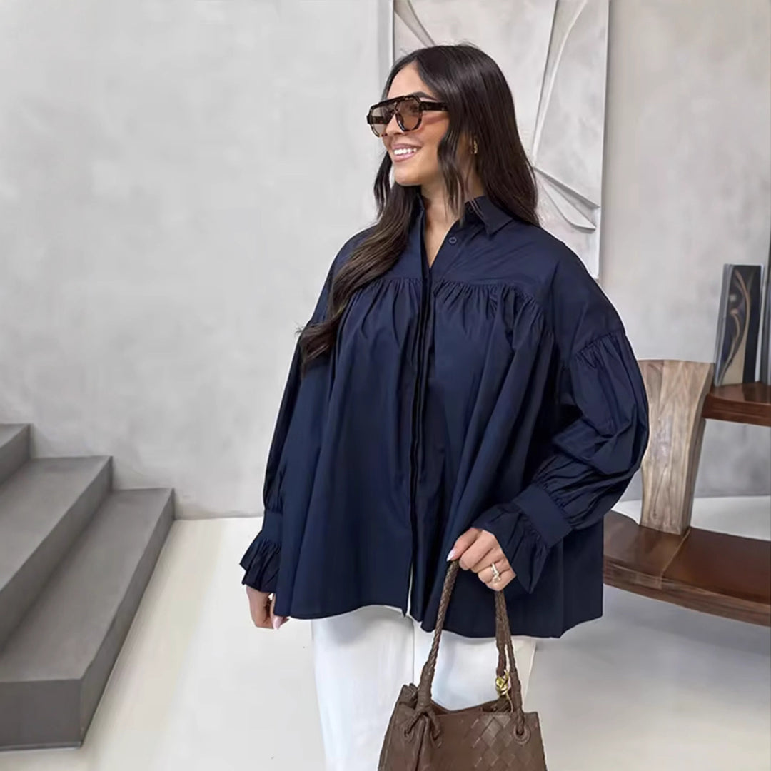 Damernas eleganta blus med voluminösa ärmar och feminina volanger Mirla-Eva Jonsson