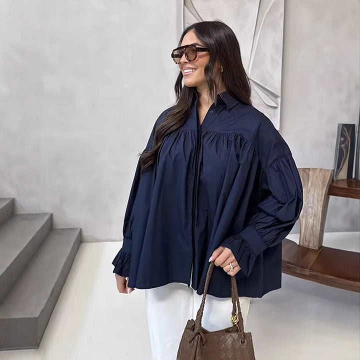 Damernas eleganta blus med voluminösa ärmar och feminina volanger Mirla-Eva Jonsson