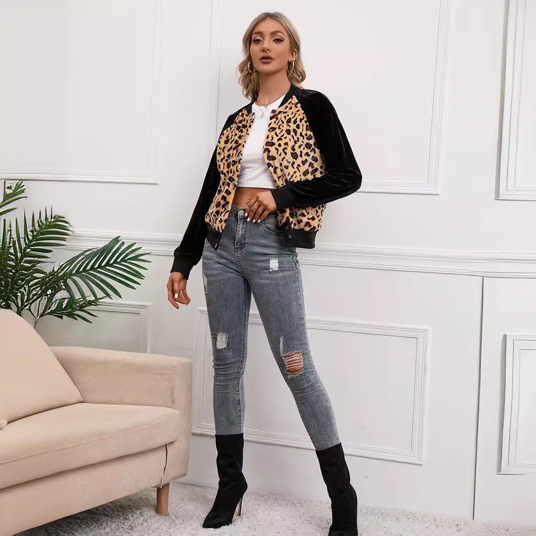 Damernas eleganta bomberjacka med leopardmönster och sammetdetaljer Eva Jonsson-Eva Jonsson