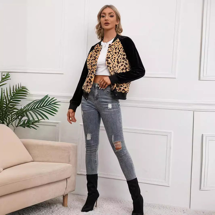 Damernas eleganta bomberjacka med leopardmönster och sammetdetaljer Eva Jonsson-Eva Jonsson