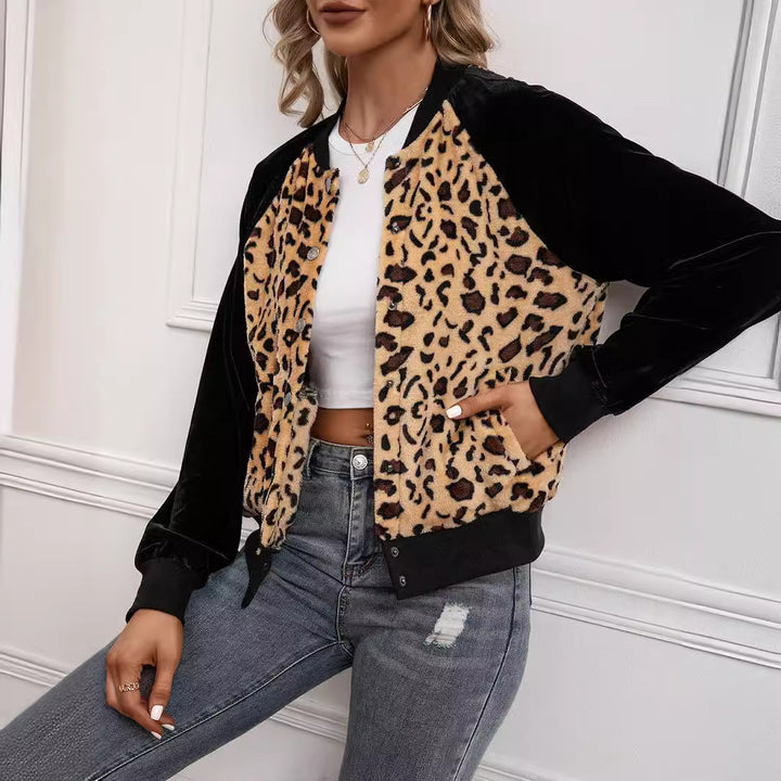 Damernas eleganta bomberjacka med leopardmönster och sammetdetaljer Eva Jonsson-Eva Jonsson