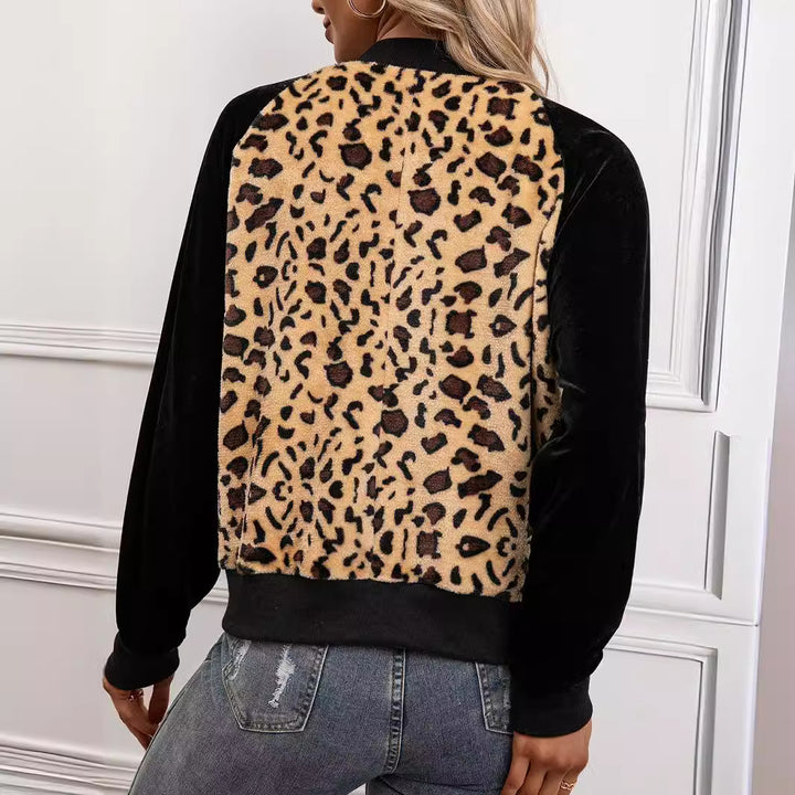 Damernas eleganta bomberjacka med leopardmönster och sammetdetaljer Eva Jonsson-Eva Jonsson