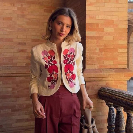 Damernas eleganta broderade blazerjacka med blommönster Mirla-Eva Jonsson