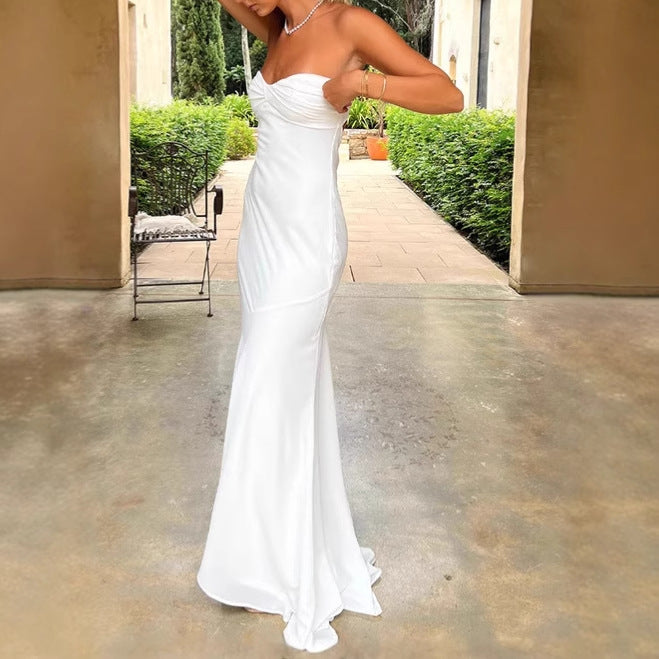 Damernas eleganta brudklänning med strapless design och flödande tyg Eva Jonsson-Eva Jonsson