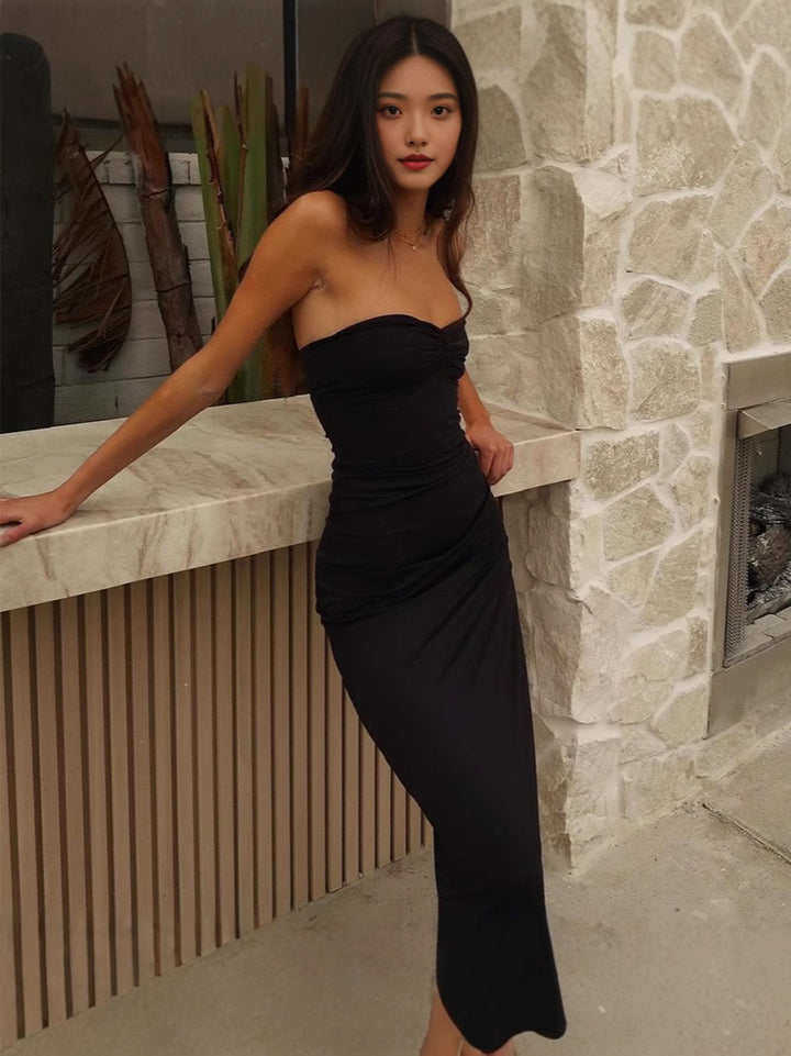 Damernas eleganta brudklänning med strapless design och flödande tyg Mirla-Eva Jonsson