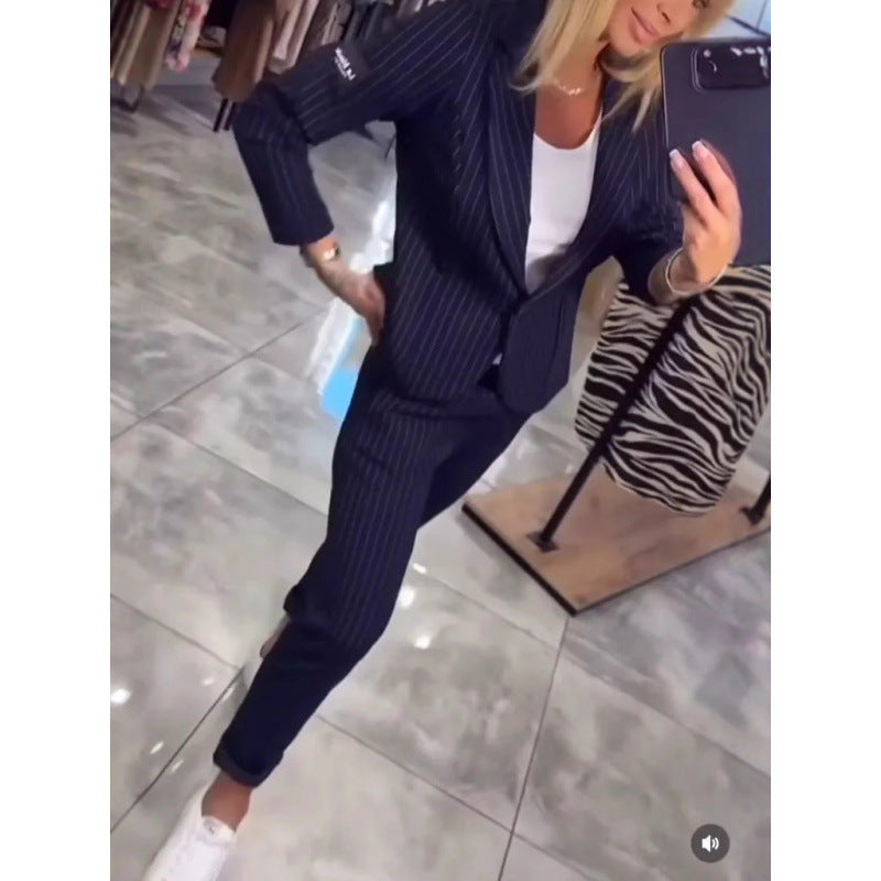 Damernas eleganta business-casual kostymset med fina ränder och modern skärning Mirla-Eva Jonsson