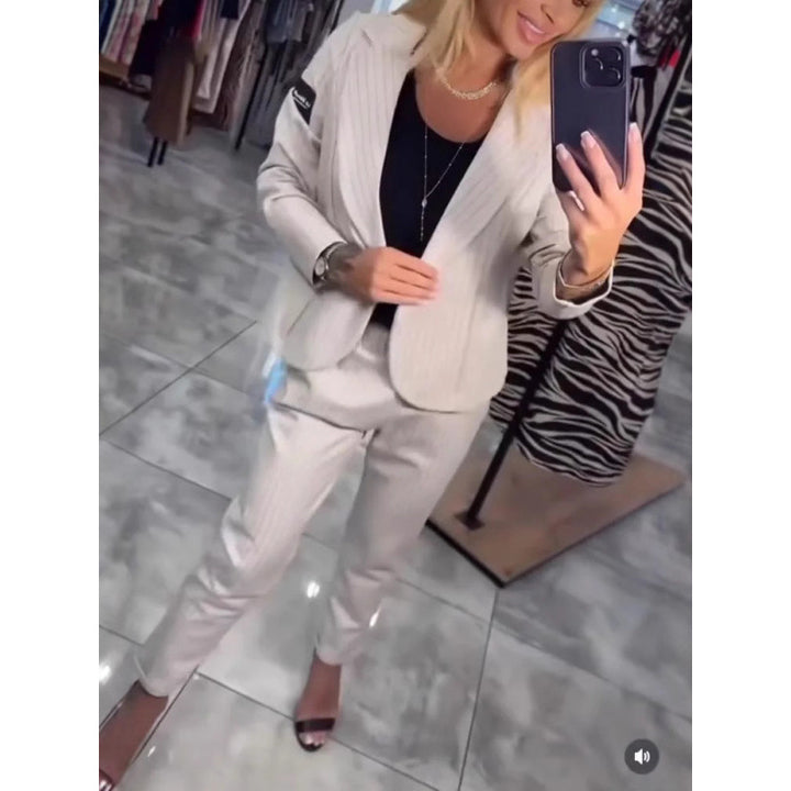 Damernas eleganta business-casual kostymset med fina ränder och modern skärning Mirla-Eva Jonsson