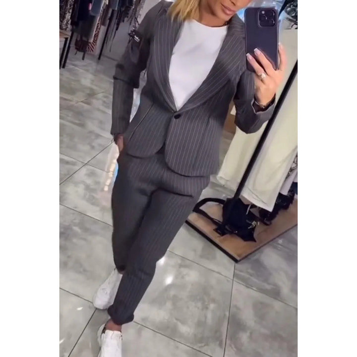 Damernas eleganta business-casual kostymset med fina ränder och modern skärning Mirla-Eva Jonsson