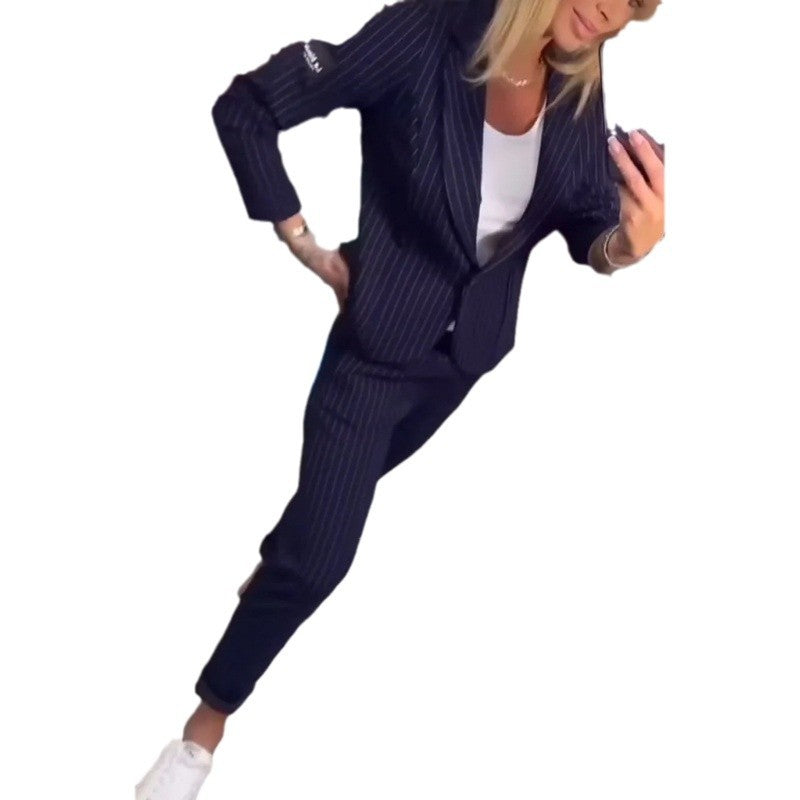 Damernas eleganta business-casual kostymset med fina ränder och modern skärning Mirla-Eva Jonsson
