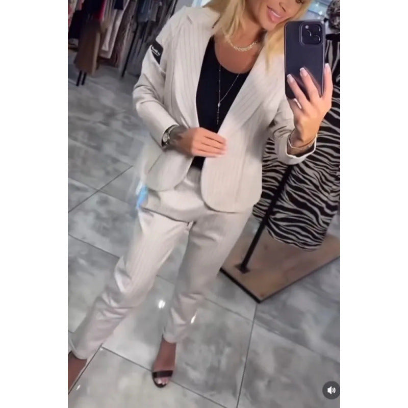 Damernas eleganta business-casual kostymset med fina ränder och modern skärning Mirla-Eva Jonsson