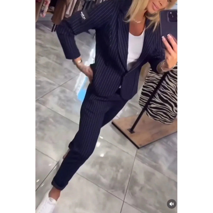 Damernas eleganta business-casual kostymset med fina ränder och modern skärning Mirla-Eva Jonsson