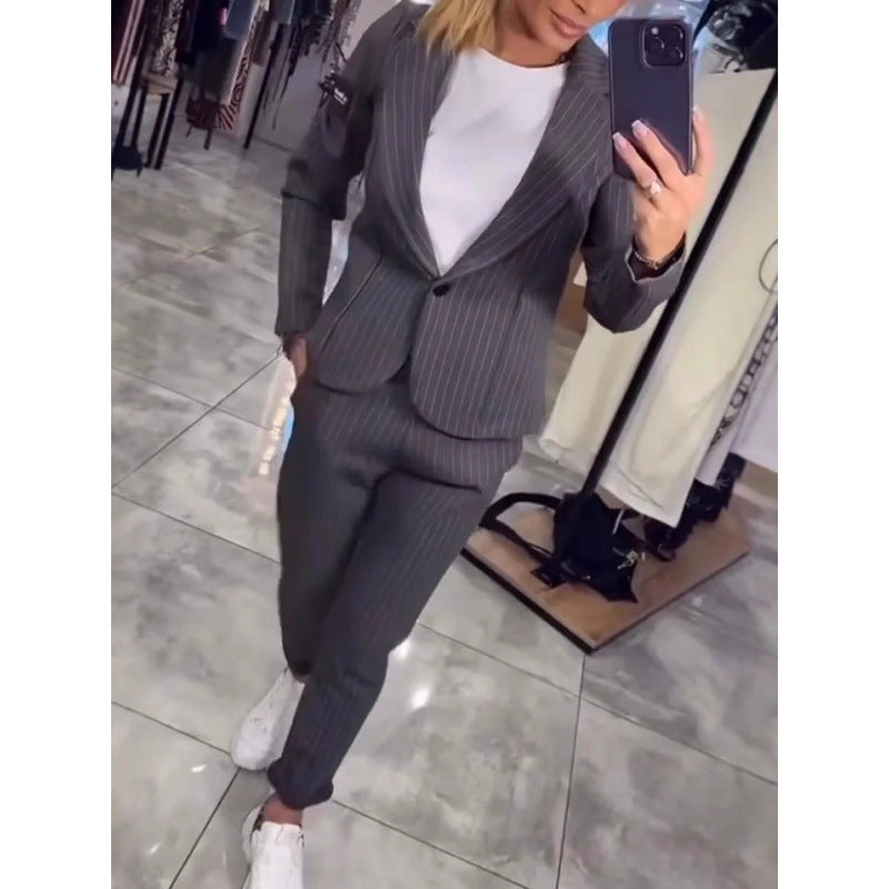 Damernas eleganta business-casual kostymset med fina ränder och modern skärning Mirla-Eva Jonsson