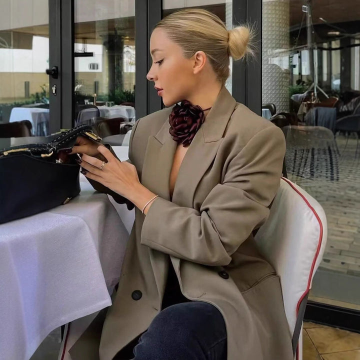 Damernas eleganta dubbelknäppt blazerjacka med stilren skärning Mirla-Eva Jonsson