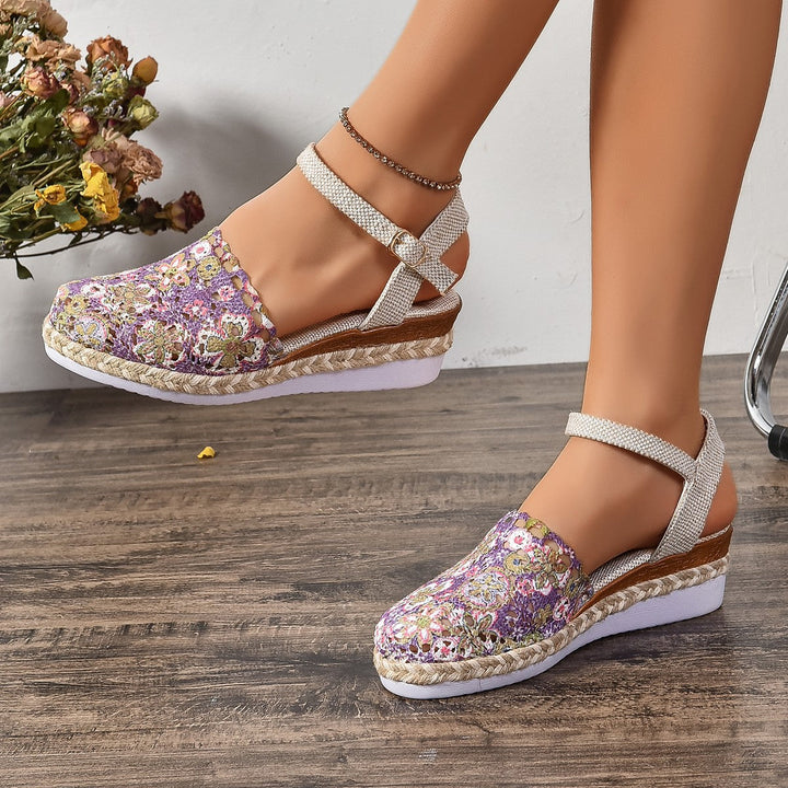 Damernas eleganta espadriller med handgjord virkad design och justerbart vristband Mirla-Eva Jonsson