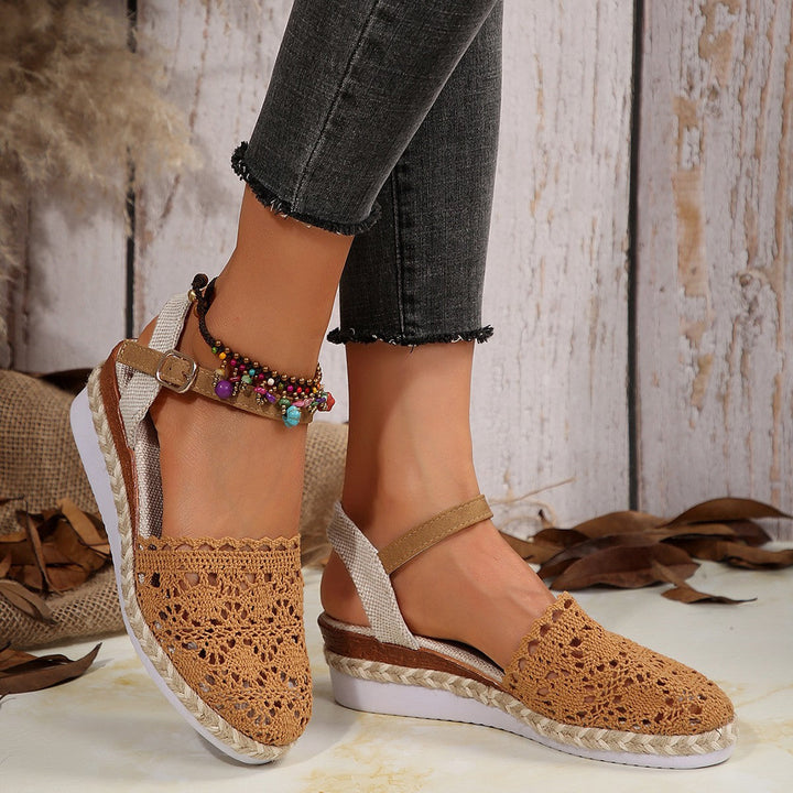 Damernas eleganta espadriller med handgjord virkad design och justerbart vristband Mirla-Eva Jonsson