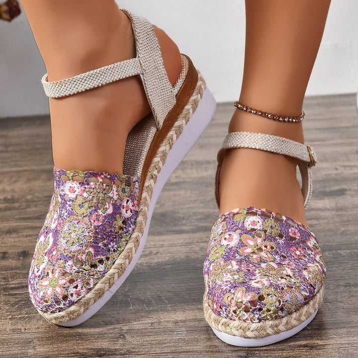 Damernas eleganta espadriller med handgjord virkad design och justerbart vristband Mirla-Eva Jonsson