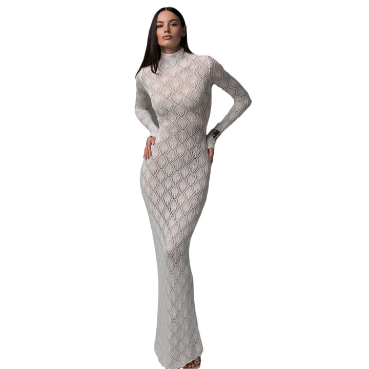 Damernas eleganta, figurnära designklänning med hög krage och transparenta detaljer Mirla-Eva Jonsson