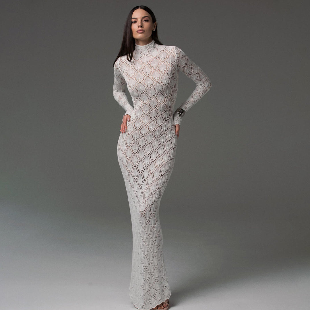 Damernas eleganta, figurnära designklänning med hög krage och transparenta detaljer Mirla-Eva Jonsson