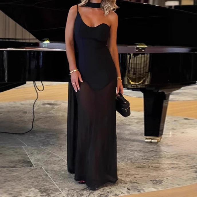 Damernas eleganta golvlånga aftonklänning med off-shoulder design och flytande tyg Mirla-Eva Jonsson