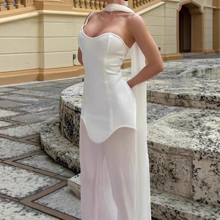 Damernas eleganta golvlånga aftonklänning med off-shoulder design och flytande tyg Mirla-Eva Jonsson