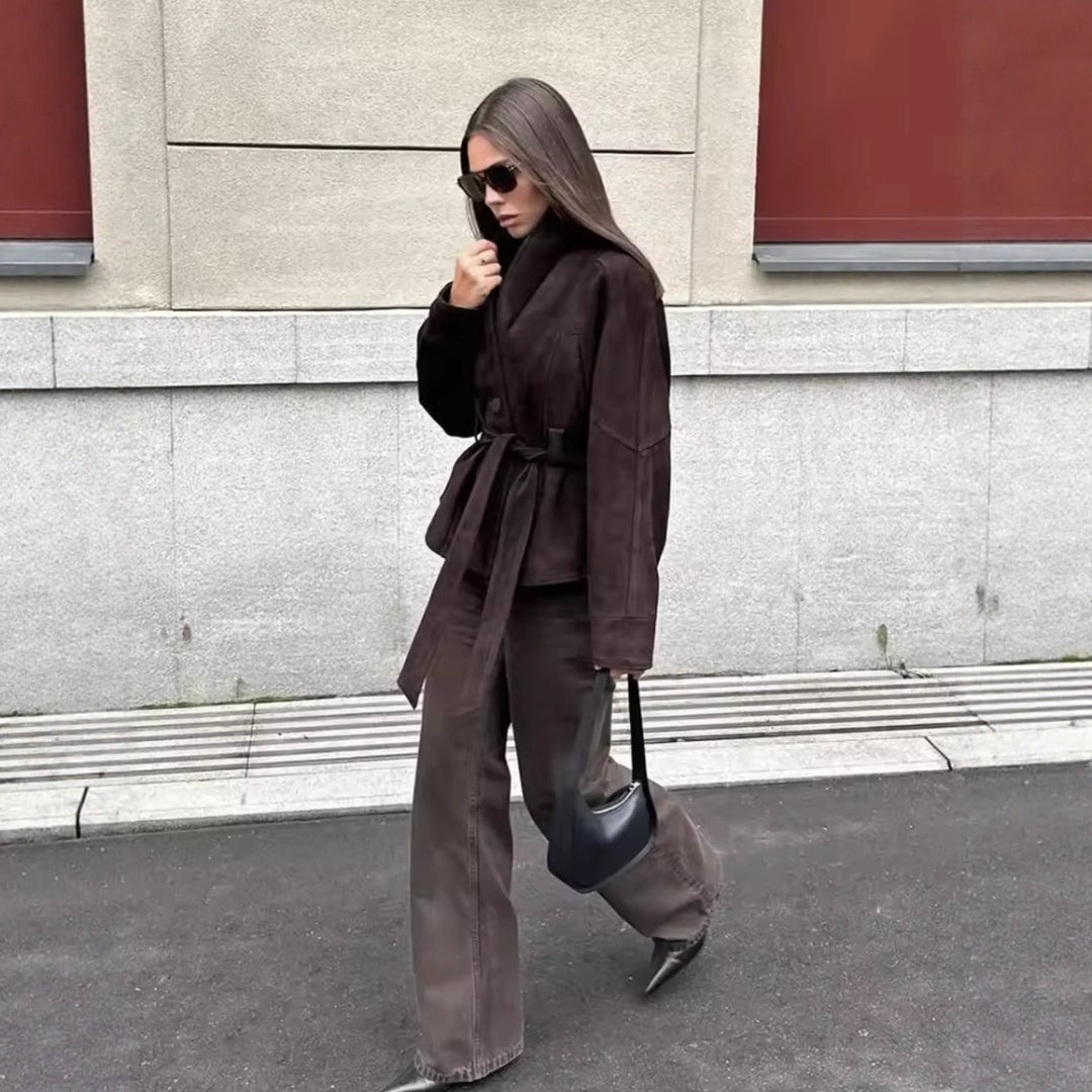 Damernas eleganta jacka med bälte och knapplös design Mirla-Eva Jonsson