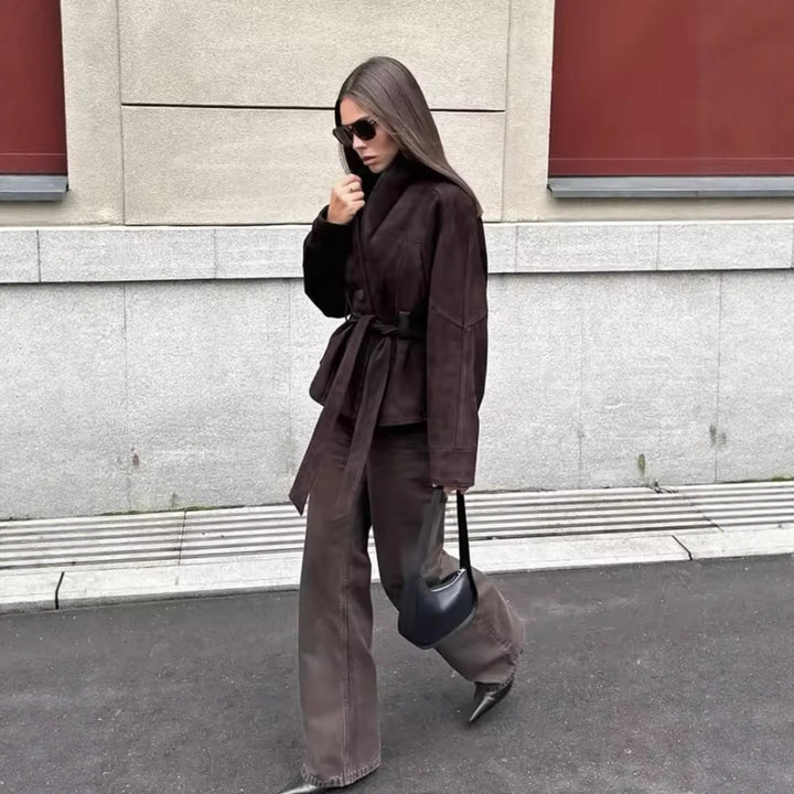 Damernas eleganta jacka med bälte och knapplös design Mirla-Eva Jonsson