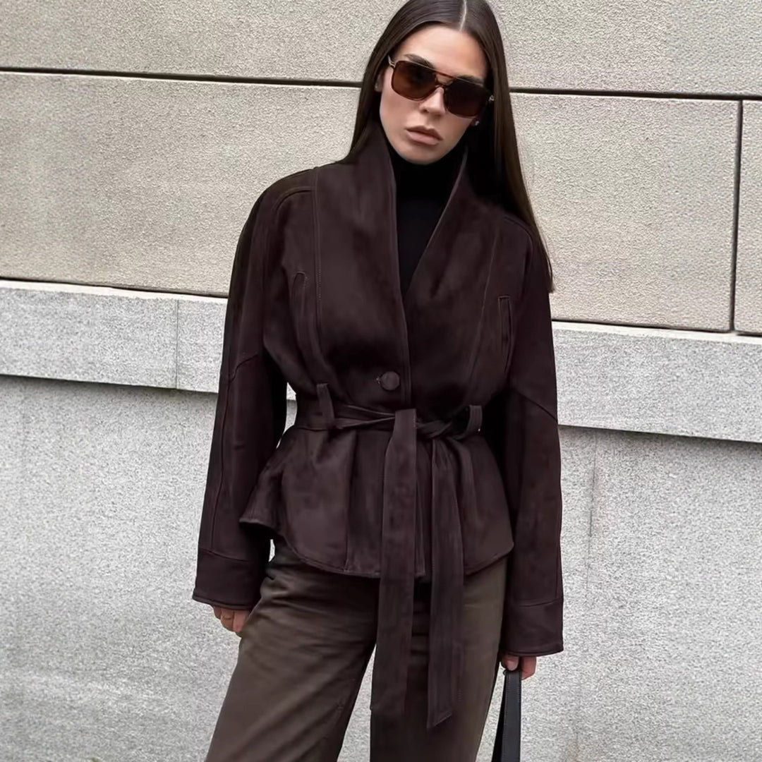 Damernas eleganta jacka med bälte och knapplös design Mirla-Eva Jonsson