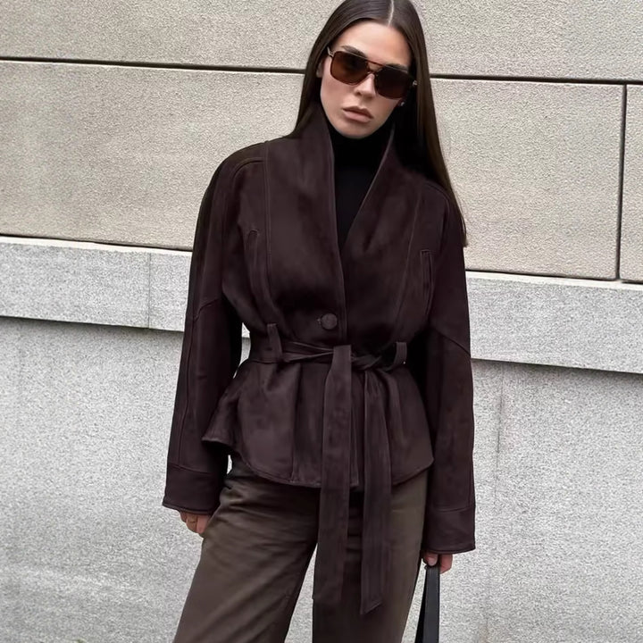 Damernas eleganta jacka med bälte och knapplös design Mirla-Eva Jonsson