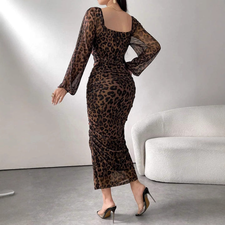 Damernas eleganta klänning med leopardmönster och puffärmar Eva Jonsson-Eva Jonsson