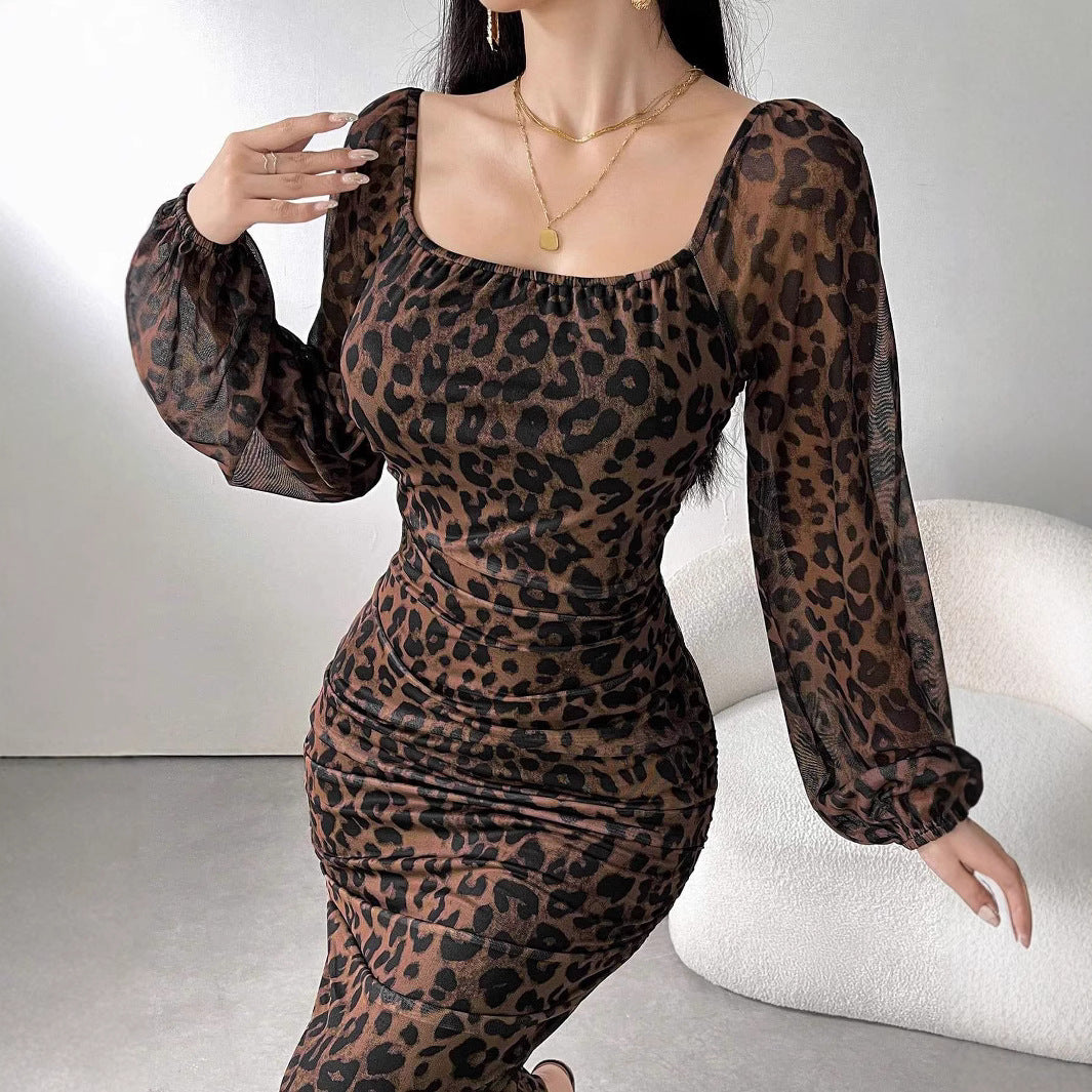 Damernas eleganta klänning med leopardmönster och puffärmar Eva Jonsson-Eva Jonsson