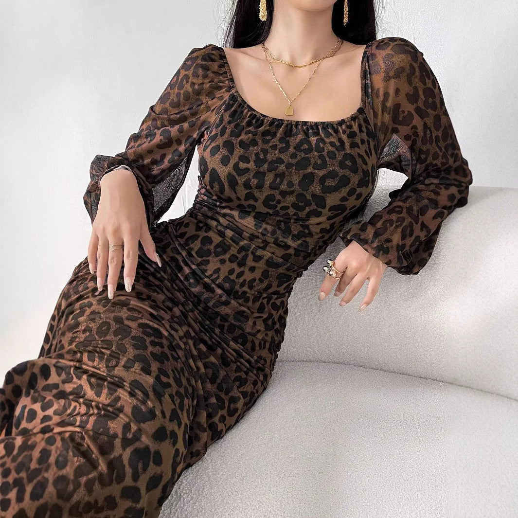 Damernas eleganta klänning med leopardmönster och puffärmar Eva Jonsson-Eva Jonsson