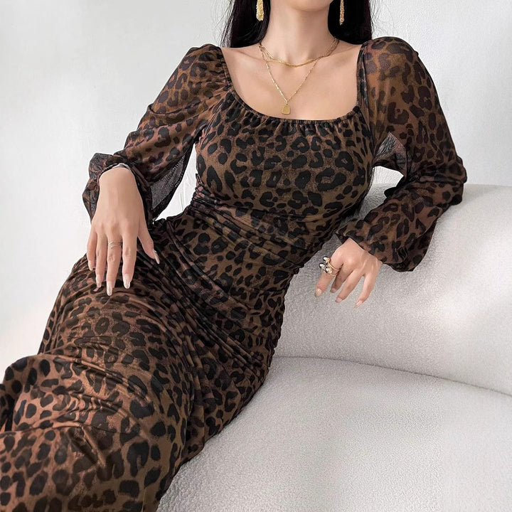 Damernas eleganta klänning med leopardmönster och puffärmar Eva Jonsson-Eva Jonsson