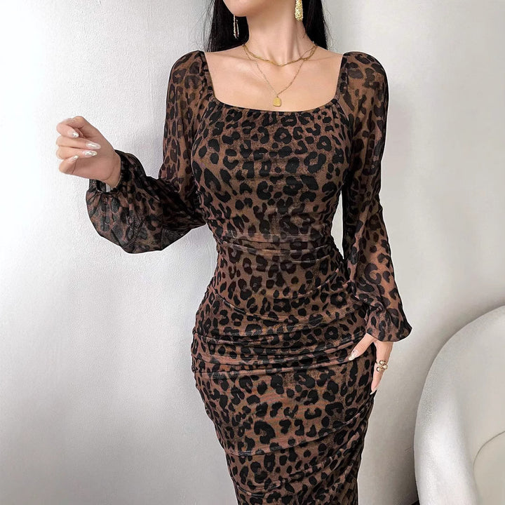 Damernas eleganta klänning med leopardmönster och puffärmar Eva Jonsson-Eva Jonsson