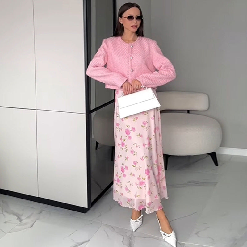 Damernas eleganta korta jacka med strukturerad yta och feminina detaljer Mirla-Eva Jonsson