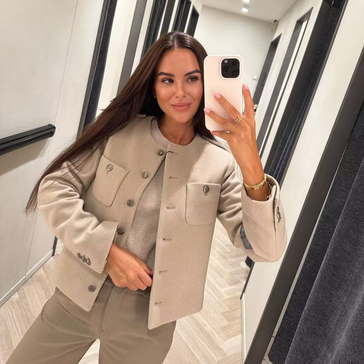 Damernas eleganta kortjacka med dekorativa knapplösningar Mirla-Eva Jonsson