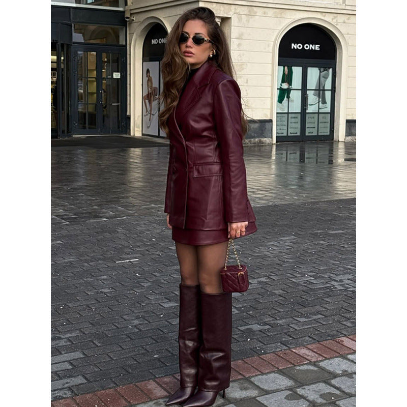 Damernas eleganta läderblazerjacka i figursydd design med mode detaljer Mirla-Eva Jonsson